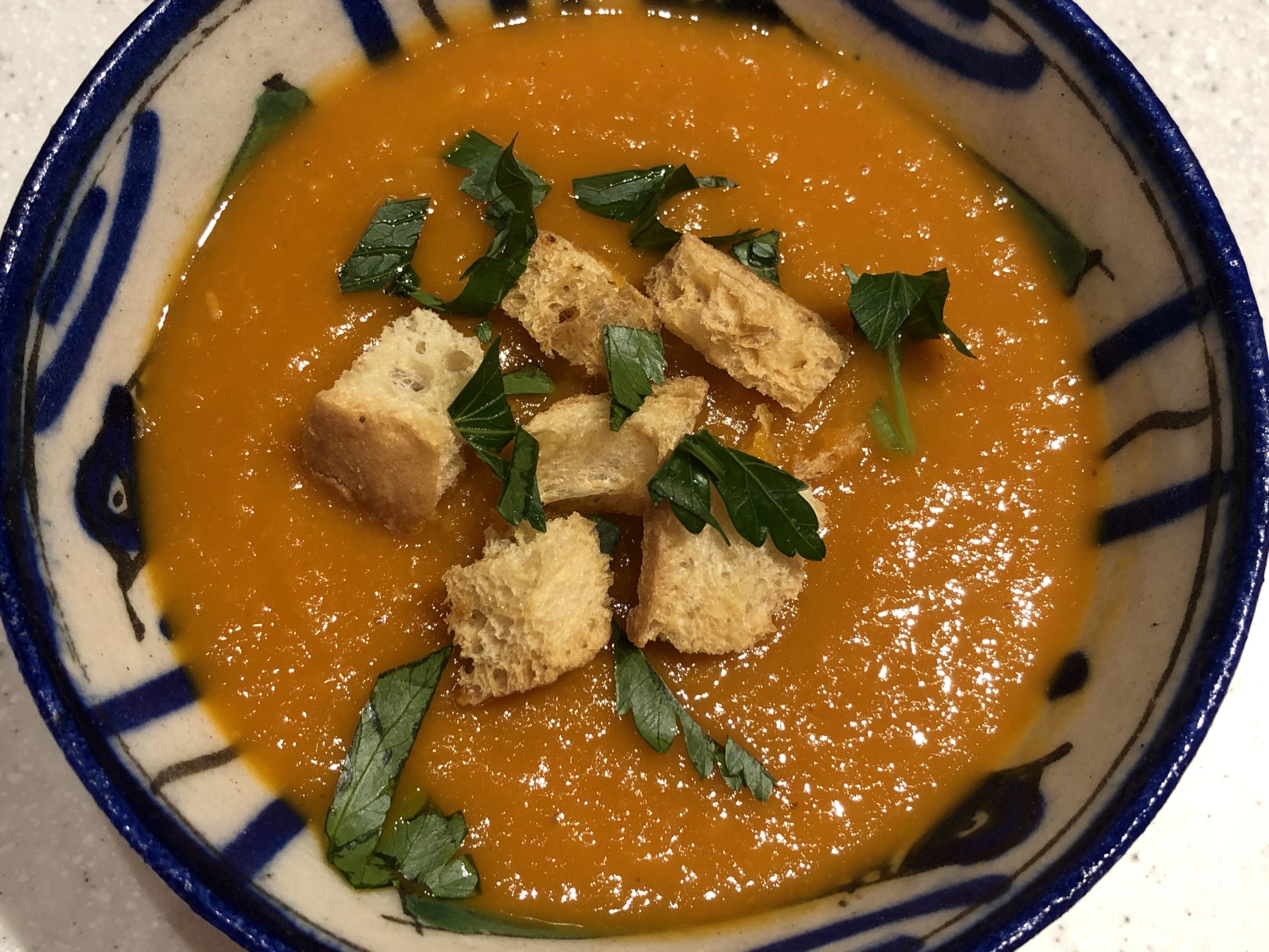 Suppe mit weißen Bohnen, Karotten und gerösteter Paprika